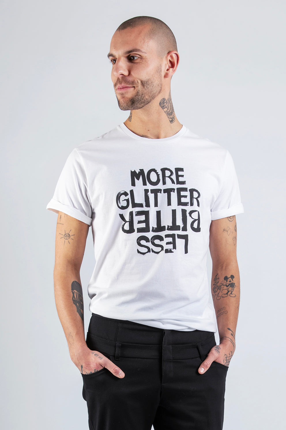 MORE GLITTER LESS BITTER - ステートメントTシャツ - メンズ