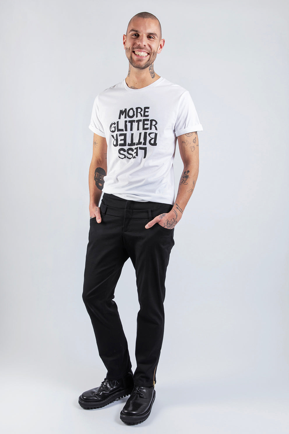 MORE GLITTER LESS BITTER - ステートメントTシャツ - メンズ