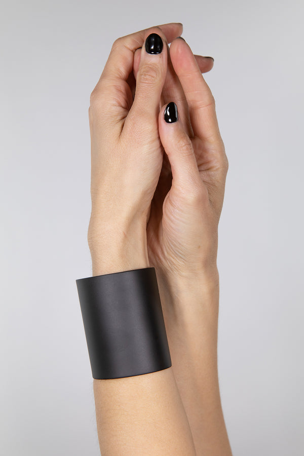 PLAIN - Black Cuff