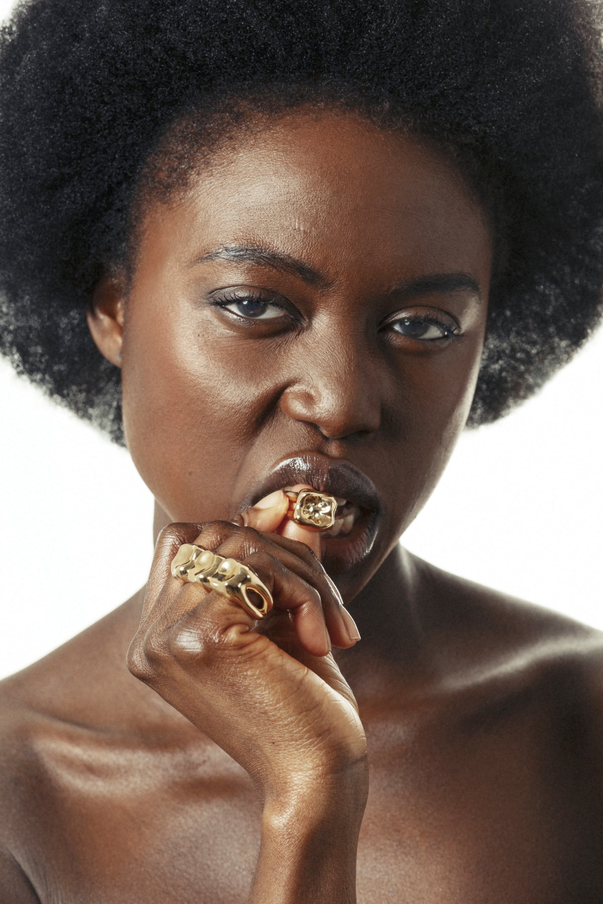 Triple tooth ring in gold, modelled by Nana from GNTM